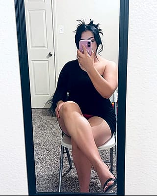 37 F Latina love my messy hair and black dress'