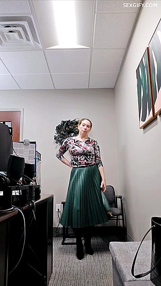 Merry Christmas, Reddit Fans Part 1 of 2: A MILF's Workplace Adventure'