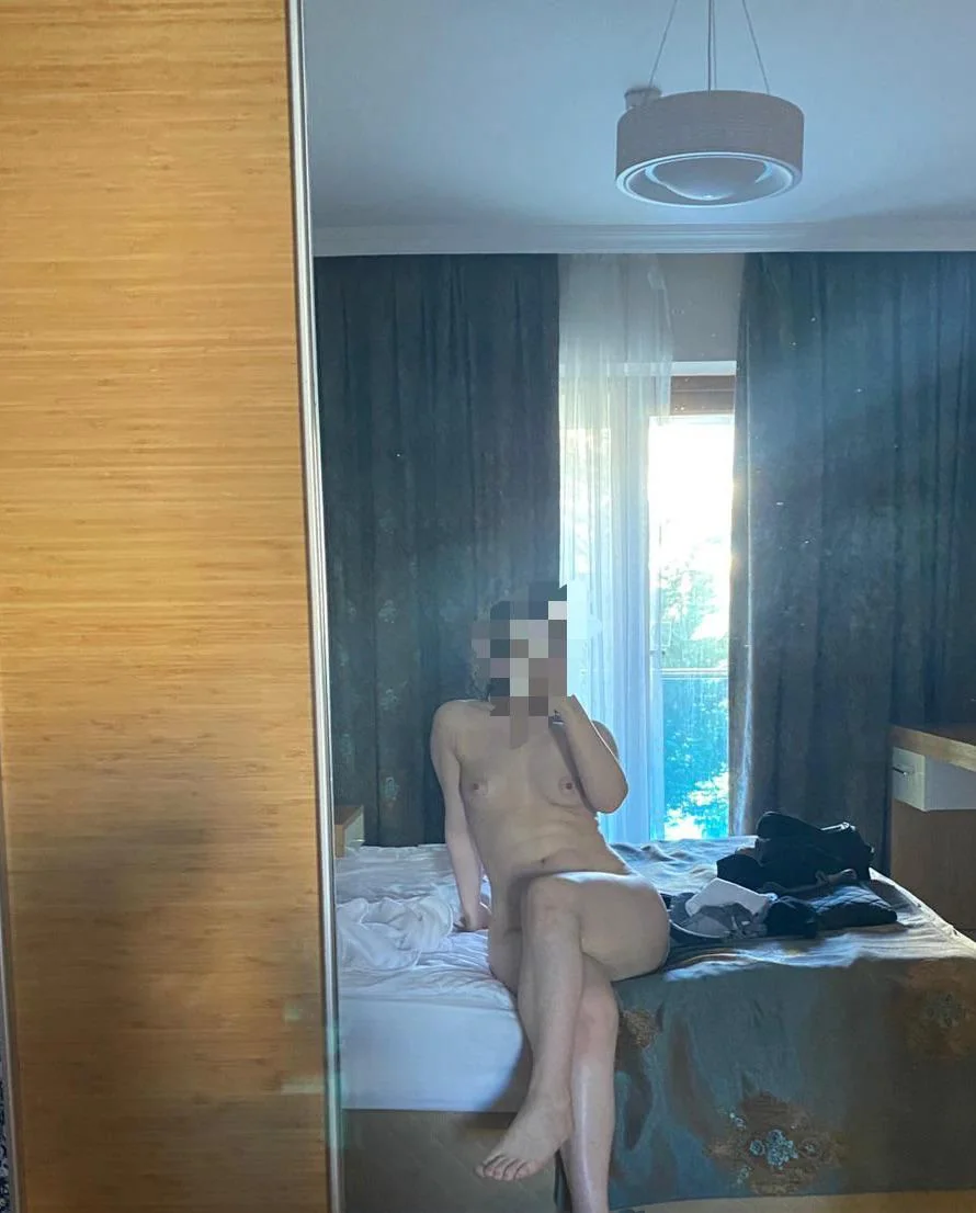 Naughty Wife Sneaks Some Fun on Holiday picture 1 of 1