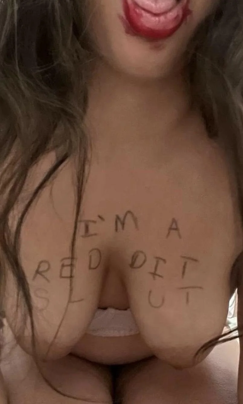 Dumb Bimbo Begging for a Reality Check picture 1 of 1