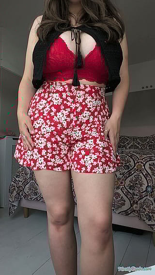 Revealing the day's hottie: Big tits and red shorts'