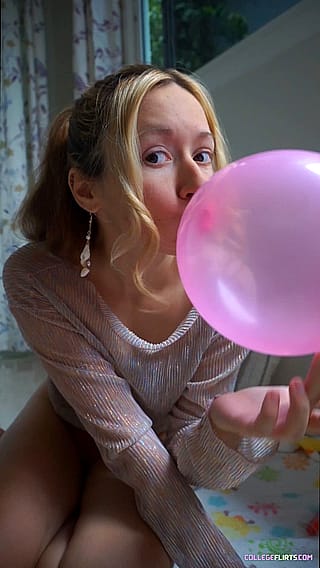 Wild College Party Flash & Fuck Fest - PocketElsa Goes Crazy!'