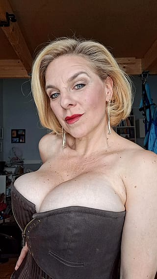Your Wife's Away & This MILF's Ready to Play – Dare to Dive In? 💦'