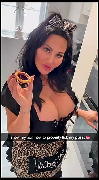 MILF's Juicy Box Begs for a Good Tongue Lashing'